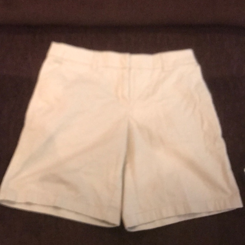 Size 6 khaki Bermuda shorts w 9" inseem